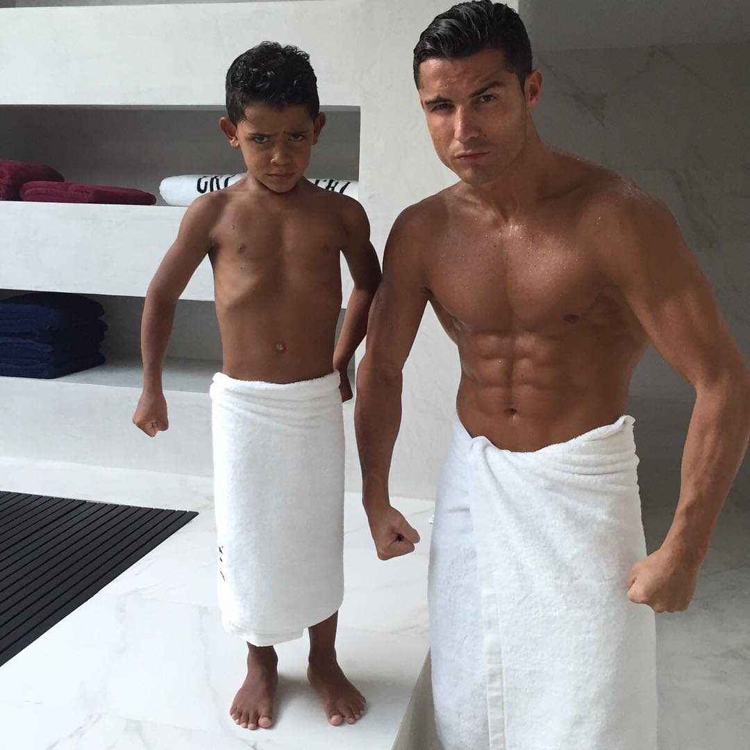 El hijo de Cristiano Ronaldo ya modela sin camisa, igualito a su papá  (FOTOS)