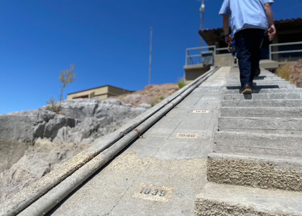 La marca del nivel de agua anterior en el reservorio Las Vírgenes de Calabasas, California.