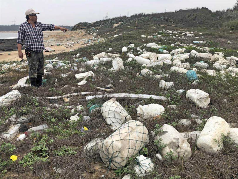 美麗海岸在駐軍撤離後卻遭對岸保麗龍漁具和廢棄物攻占，怵目白色恐怖景象大煞風景之一。