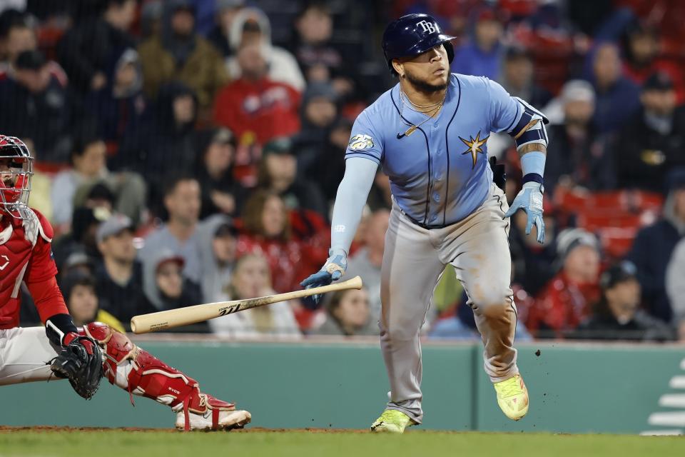 El colombiano Harold Ramírez de los Rays de Tampa Bay conecta un doble de dos carreras en el juego del sábado 3 de junio, segundo de una doble cartelera, ante los Medias Rojas de Boston (AP Foto/Michael Dwyer)