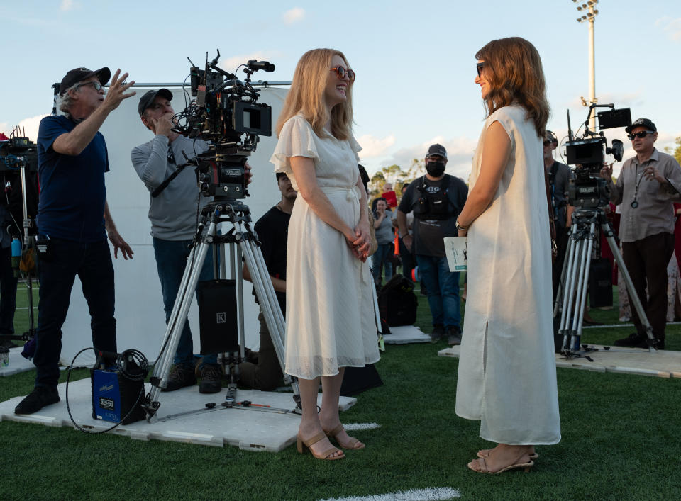 May December. (L to R) Todd Haynes (Director), Julianne Moore as Gracie, Natalie Portman as Elizabeth on the set of May December. Cr. François Duhamel / Courtesy of Netflix