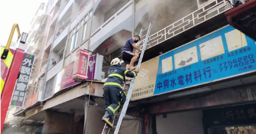 鹿港今日下午發生火警，13歲國中生躲進廁所半小時，被救出時已無生命跡象，目前仍在搶救中。（圖／翻攝畫面）