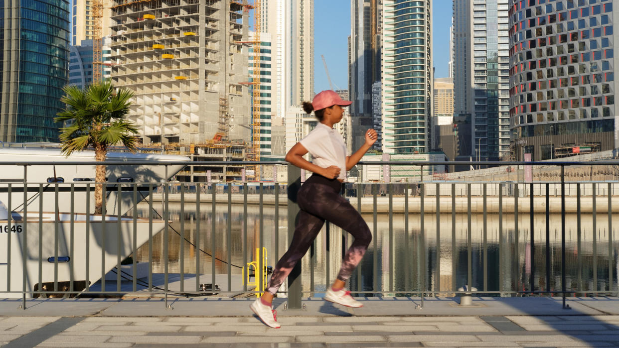  Woman running in city. 