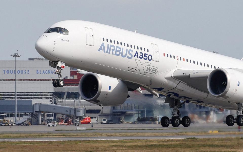 An Airbus A350 takes off at the aircraft builder's headquarters in Colomiers near Toulouse, France, September 27, 2019 - REGIS DUVIGNAU/REUTERS