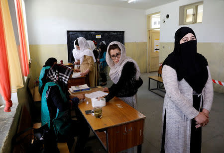 Afghan women arrive at a voter registration centre to register for the upcoming parliamentary and district council elections in Kabul, Afghanistan April 23, 2018.REUTERS/Mohammad Ismail