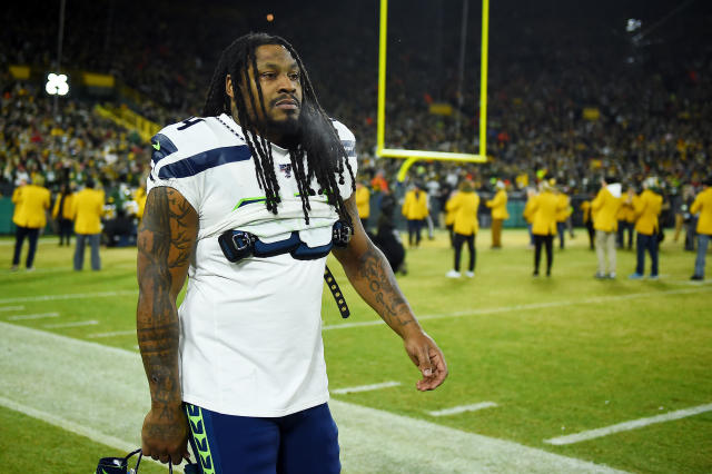 Marshawn Lynch pops into Packers locker room for jersey exchange