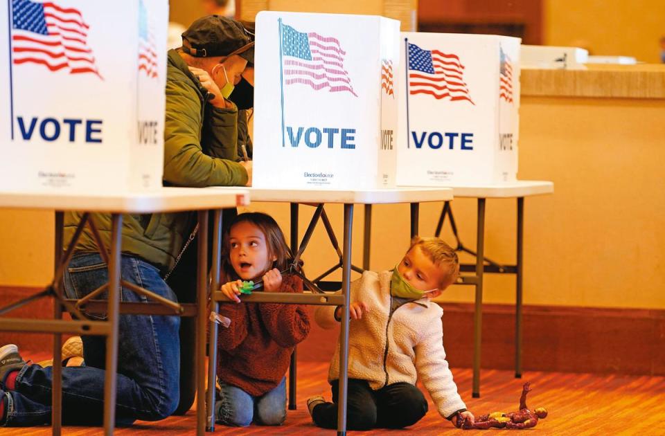 本屆大選選情緊繃，美國民眾投票意願踴躍，攜家帶眷前往投票。（達志影像）