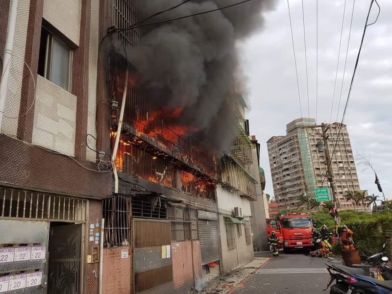 ▲桃園市八德今早發生住宅火警，消防人員救出3位民眾皆無生命跡象。（圖／翻攝「桃園人」）