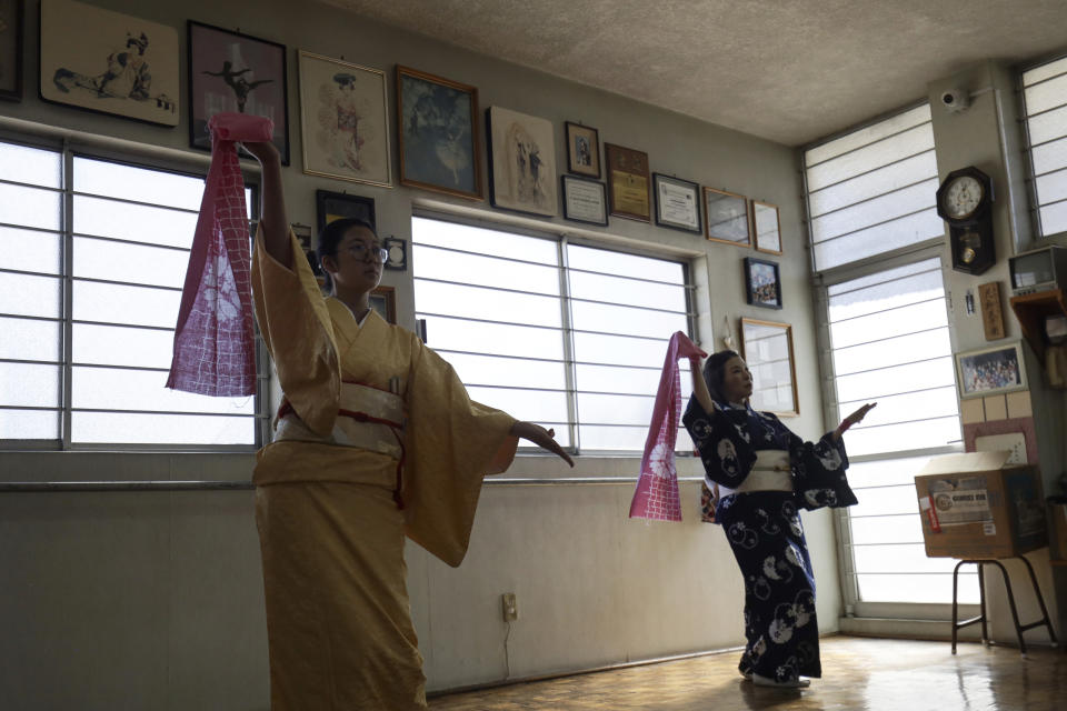 Aimi Kawasaki, izquierda, y Eiko Moriya, estudiantes de danza tradicional japonesa de estilo Hanayagi, practican con sus pañuelos en el estudio de la profesora Naoko Kihara en la Ciudad de México, el viernes 24 de noviembre de 2023. Nacida en México después de que sus padres se mudaron de Japón, Kawasaki dice que Hanayagi es como el ballet pero con una excepción importante: si bien las bailarinas tradicionales japonesas son delicadas y elegantes nunca se ponen de puntillas ni levantan el cuerpo hacia el cielo. (Foto AP/Ginnette Riquelme)