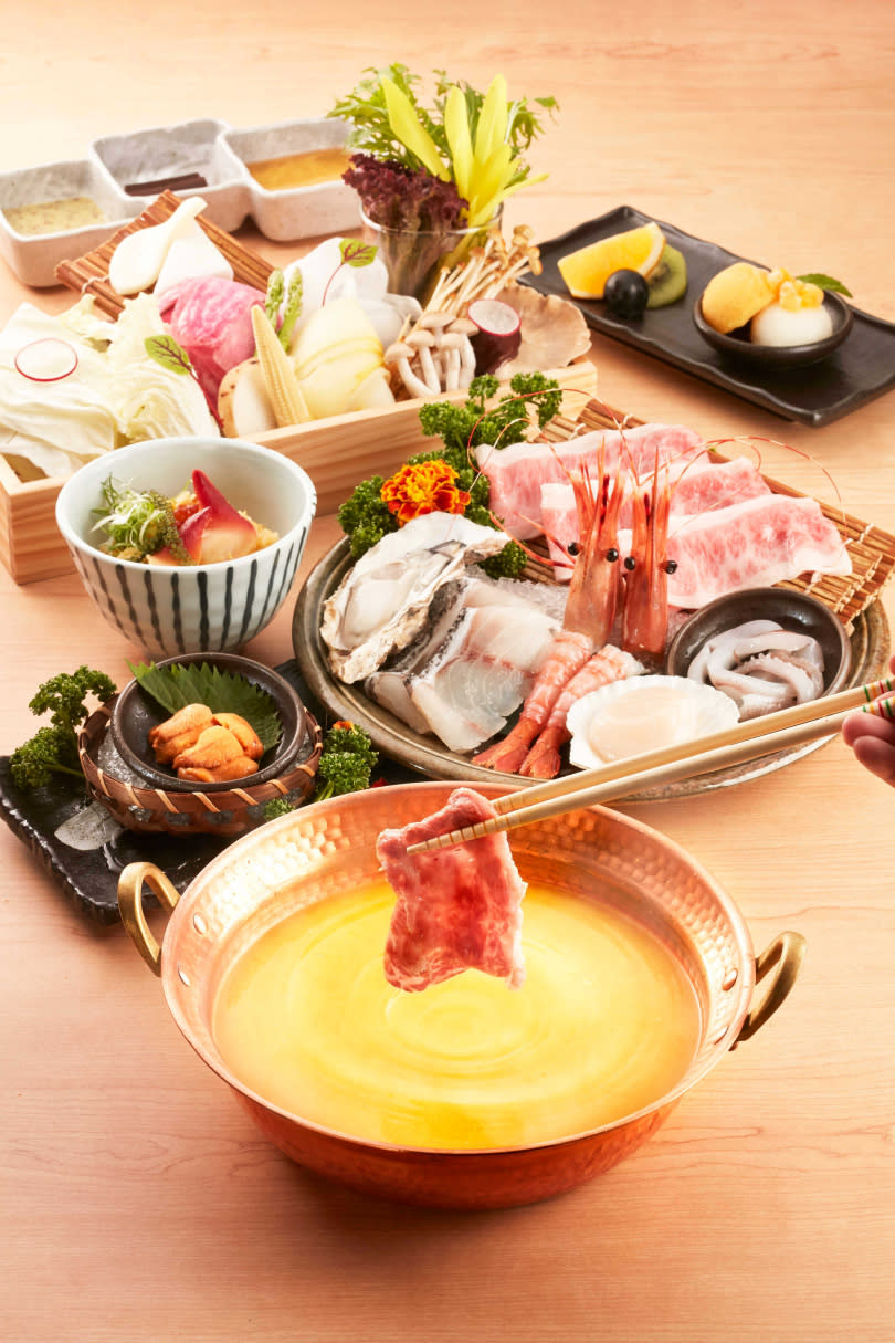 「北海道海膽和牛鍋」主打高湯、蘸醬、雜炊三種海膽風貌。（圖片提供／黑毛屋本家）