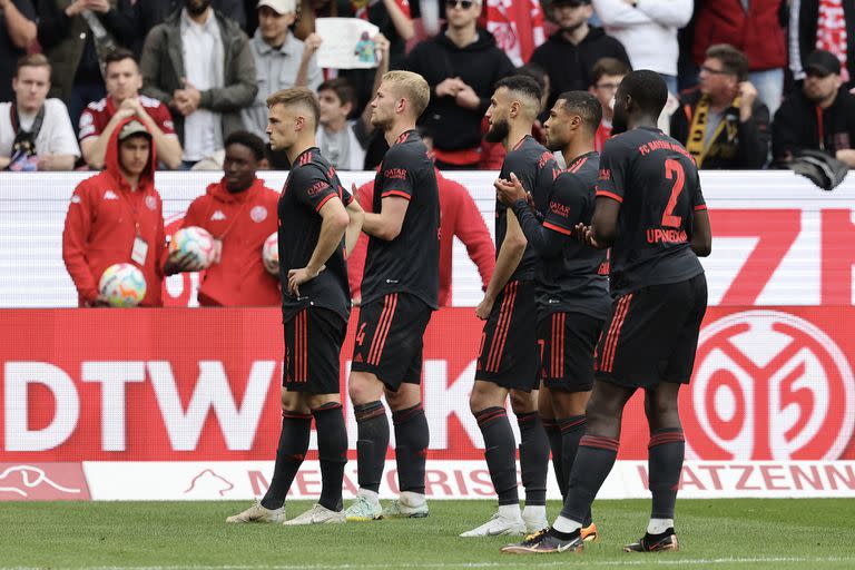 Los jugadores de Bayern Munich dan la cara ante los hinchas luego de la derrota ante Mainz