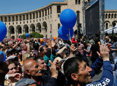 Supporters of Armenian opposition leader Nikol Pashinyan wait for the results of the parliament's election of an interim prime minister in central Yerevan, Armenia May 1, 2018. REUTERS/Gleb Garanich