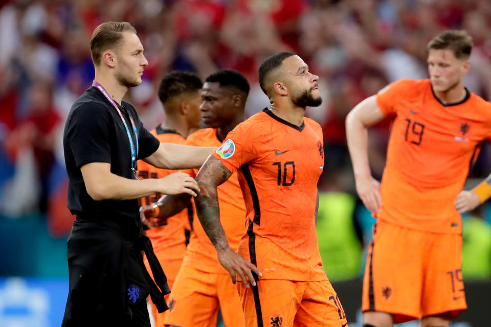 Memphis Depay y varios jugadores más de Países Bajos se lamentan tras caer eliminados de la Eurocopa frente a República Checa. (Foto: Eric Verhoeven / Soccrates / Getty Images).