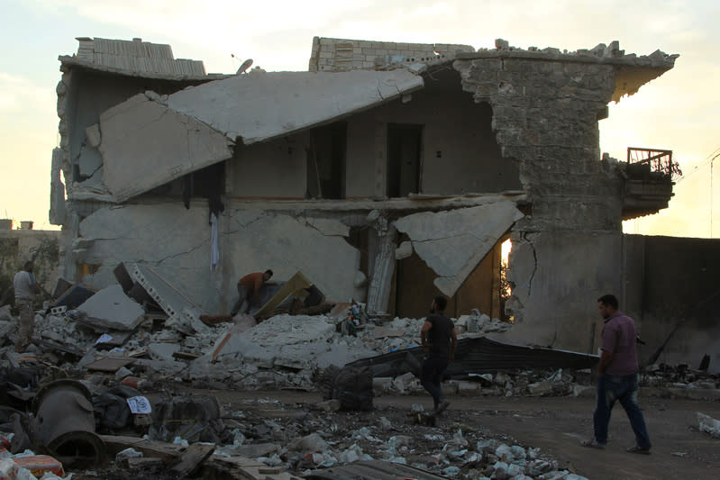 People inspect damage after an airstrike on the rebel held Urm al-Kubra town, western Aleppo city, Syria September 20, 2016. 
REUTERS/Ammar Abdullah