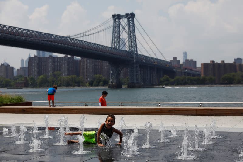 Un niño se refresca un día tórrido en Domino Park, en la zona de Williamsburg, Brooklyn (Shannon Stapleton / Reuters).