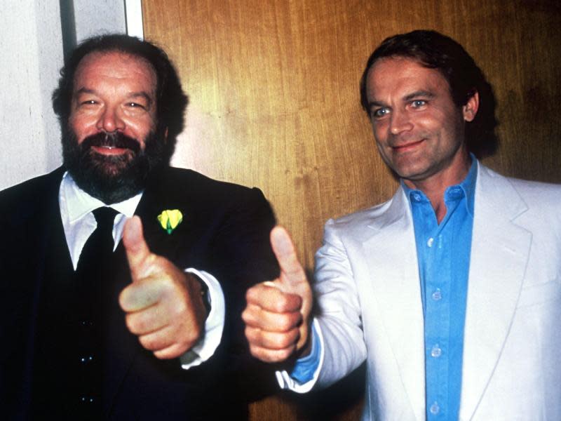 Terence Hill(r.) mit seinem Kollegen Bud Spencer vor zwanzig Jahren. Foto: Istvan Bajzat/Archiv