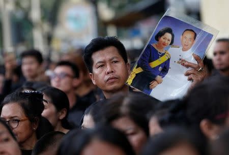 Mourners react as the Royal Urn of late King Bhumibol Adulyadej is carried by the Great Victory Chariot during a royal cremation procession at the Grand Palace in Bangkok, Thailand, October 26, 2017. REUTERS/Soe Zeya Tun