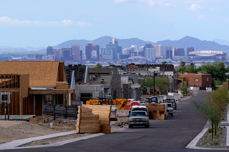 Con lo skyline del centro sullo sfondo, un nuovo complesso residenziale si aggiunge all'espansione urbana incontrollata che continua a crescere, 12 agosto 2021, a Phoenix.