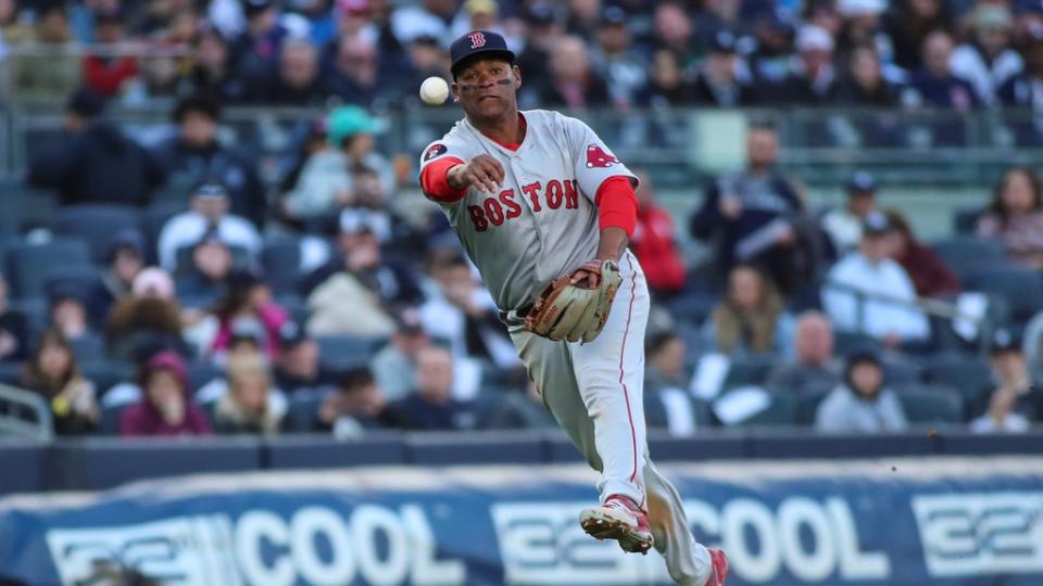 9 de abril de 2022;  Bronx, Nueva York, Estados Unidos;  El tercera base de los Medias Rojas de Boston, Rafael Devers (11), hace un tiro de carrera a la primera base en la séptima entrada contra los Yankees de Nueva York en el Yankee Stadium.  Crédito obligatorio: Wendell Cruz-USA TODAY Sports