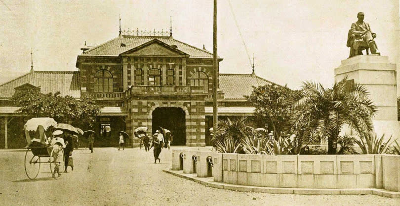 日據時期，日本人積極推動台灣的鐵路運輸輸運貨物，圖為日人在台興建的「台北驛」台北火車站。（圖／報系資料庫）
