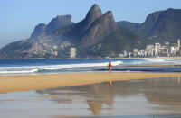 Copacabana, Rio de Janeiro – Fãs do futebol já planejam sua viagem para o Rio de Janeiro, que receberá jogos da Copa do Mundo de 2014 entre 12 de junho e 13 de julho. Entretanto, o turista não precisa ficar apenas em pubs e no Estádio do Maracanã. Parques extensos e partes intocadas de Mata Atlântica aparecem como atrativos para os visitantes amantes da natureza. Já nas praias, a mais procurada é a de Copacabana, com grandes ondas no mar à sua frente e prédios e hoteis luxuosos logo atrás.