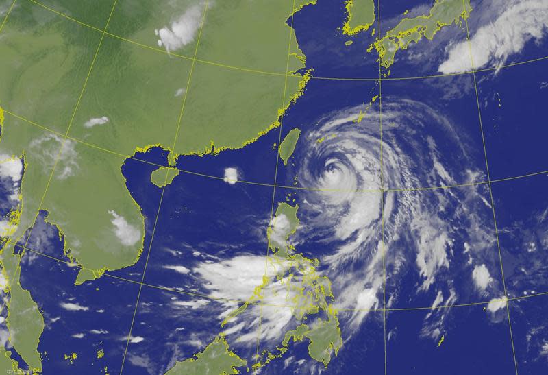 瑪娃颱風今早8時的中心位置在北緯21.5度，東經125.0度，以每小時8公里速度，向北北東進行。（氣象局提供）