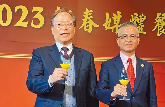 圖為2月時，中華電信董事長謝繼茂（左）、總經理郭水義（右）率高階主管，揭露2023年營運展望。（本報資料照片）