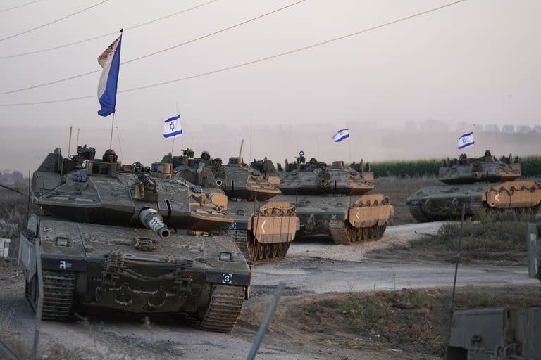 Tanques israelíes avanzan hacia la Franja de Gaza el jueves 12 de octubre de 2023.