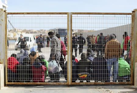 Migrants are transferred to another immigration centre by a ferry boat on the southern Italian island of Lampedusa February 20, 2015. REUTERS /Alessandro Bianchi