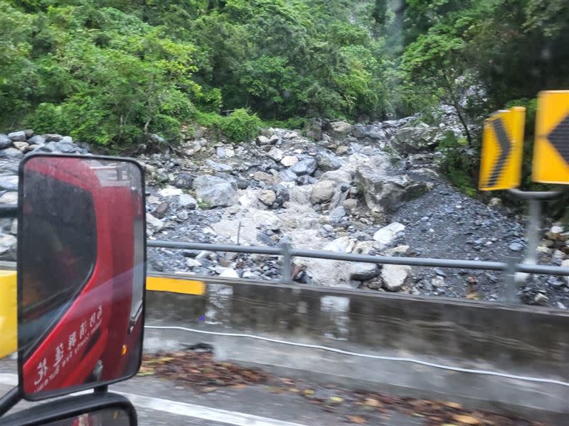 颱風山陀兒逼近！全台陸續傳出風雨，台9線蘇花公路傳多處土石流。（圖／翻攝畫面）