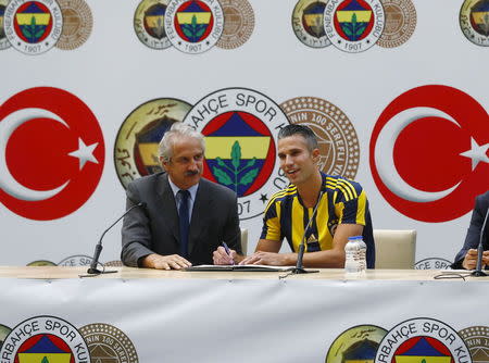 Netherlands striker Robin van Persie (R) poses for the media during his contract-signing ceremony with Turkish club Fenerbahce at Sukru Saracoglu Stadium in Istanbul, Turkey July 14, 2015. REUTERS/Osman Orsal