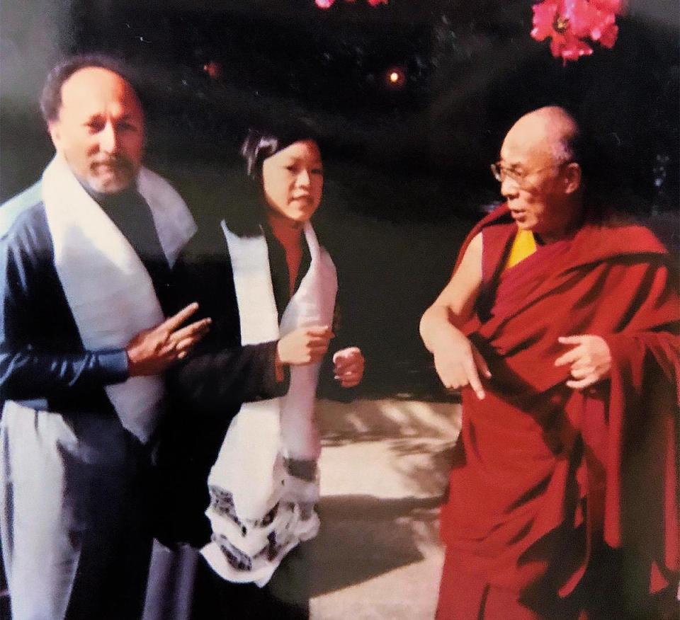 1999年達賴喇嘛（右）訪美，范琪斐（中）說那場專訪影響她甚鉅。左為攝影記者。（范琪斐提供）