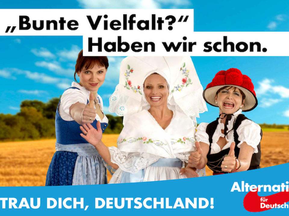 Auch die umstrittene Partei AfD bereitet sich auf den Wahlkampf 2017 vor und hat die ersten Plakate vorgestellt - alle mit latent fremdenfeindlicher und homophober Botschaft: Beim Thema Zuwanderung wird angedeutet, dass Migranten Deutschland nichts zu bieten hätten, wie dieses Poster vermuten lässt: Drei Frauen in deutschen Trachtenkleidern mit der Überschrift: “Bunte Vielfalt? Haben wir schon.” (Bild-Copyright: AfD)