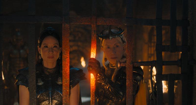 海倫米蘭（右）與劉玉玲（左）飾演下凡復仇的女神。（華納兄弟提供）