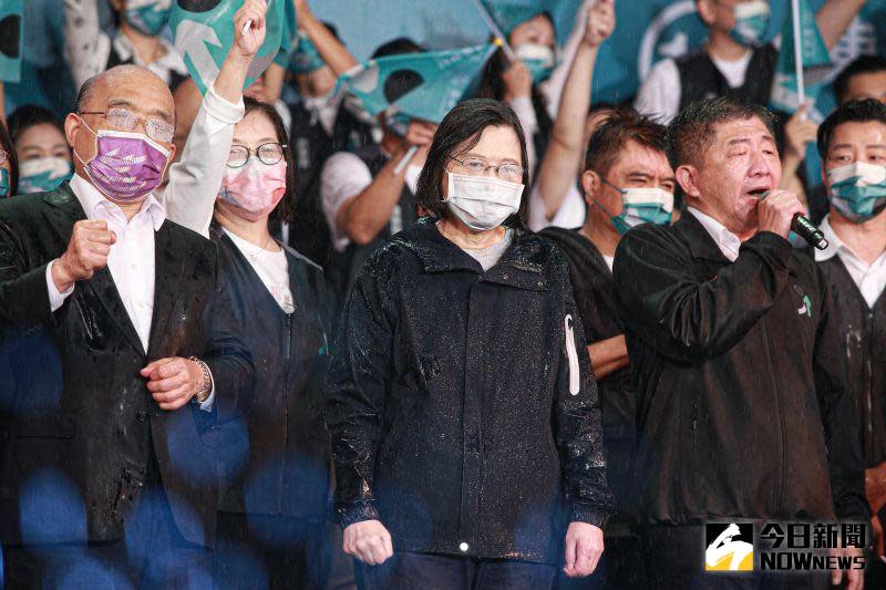 ▲陳時中選前之夜雨勢滂沱，蔡英文、蘇貞昌等人即使濕身，仍與6萬名台北市民戰到最後一刻。（圖／記者葉政勳攝，2022.11.25）