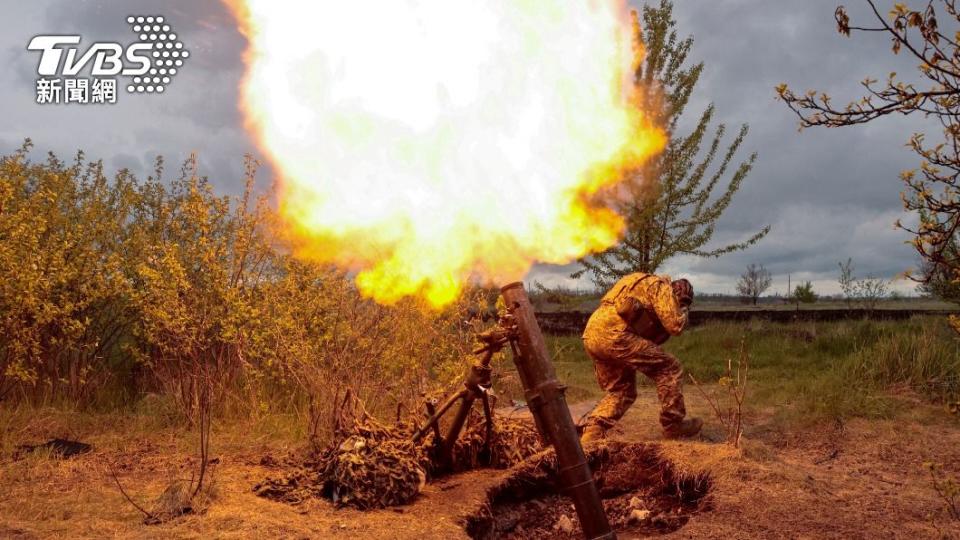 烏軍於首都基輔周圍發射迫擊砲。（圖／達志影像路透社）