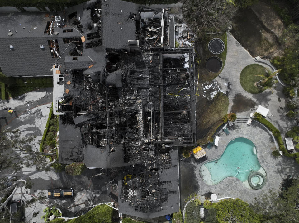 Una vista aérea de una casa dañada por un incendio que aparentemente pertenece a Cara Delevingne, el viernes 15 de marzo de 2024, en la sección Studio City de Los Ángeles. (Foto AP/Jae C. Hong)