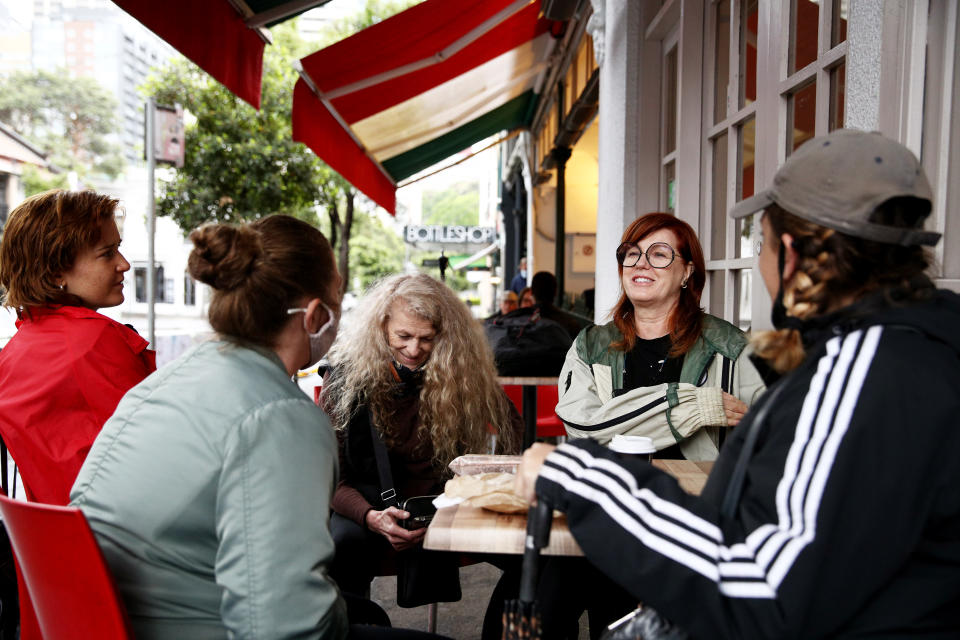 SYDNEY, AUSTRALIA - OCTOBER 11: People are seen gathered outside at Bill and Tony's in East Sydney on October 11, 2021 in Sydney, Australia. COVID-19 restrictions have eased across NSW today after the state passed its 70 per cent double vaccination target. Under the state government's Reopening NSW Roadmap, people who are fully vaccinated are permitted to have 10 visitors in their homes, and outdoor gatherings can have up to 20 people. Hospitality, retail stores, gyms and hairdressers can reopen, as well as cinemas, theatres, museums and galleries. Indoor pools are also able to reopen and up to 500 people can attend ticketed outdoor events. Weddings and funerals are permitted to have up to 100 people provided all adults have received two doses of a COVID-19 vaccine. Churches and places of worship can open with no singing. Restrictions will ease further in NSW once the state reaches its next vaccination milestone of 80 per cent of people having received two doses of a COVID-19 vaccine. (Photo by Don Arnold/Getty Images)