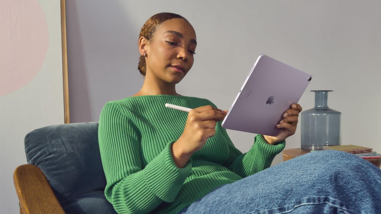  A person using the 2024 iPad Air with an Apple Pencil. 