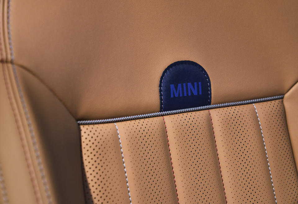 真皮座椅材質自新世代MINI Countryman開始即停止供應，取而代之的是全素Vecsin合成皮，除了更加耐用的特性之外，細緻的表面亦可呈現如同以往的精品質感