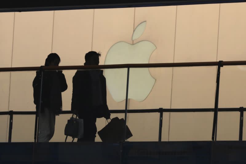 In einem Einkaufszentrum in Peking passieren Käufer das Apple-Store-Logo. (AP Foto / Ng Han Guan)