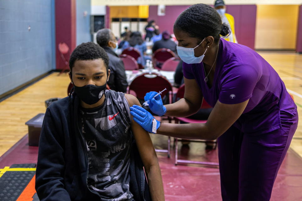 A teenager receives a coronavirus disease (COVID-19) vaccine at a clinic run by the Philadelphia Department of Public Health in partnership with the Black Doctors COVID-19 Consortium to encourage all eligible teenagers to get vaccinated in Philadelphia, Pennsylvania, U.S., May 18, 2021. REUTERS/Hannah Beier