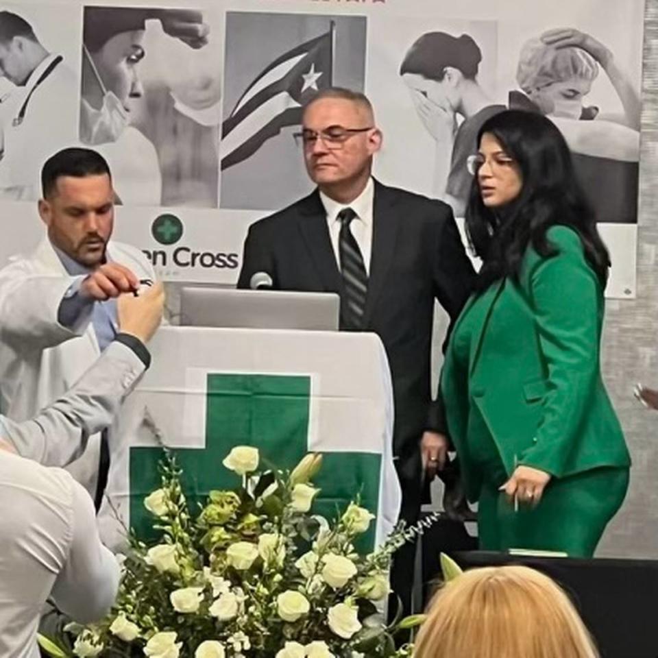 El doctor Julio C. Alfonso (centro), presidente de Solidaridad sin Fronteras, y Taimy Venéreo, directora ejecutiva de Green Cross Team, presentarán una sesión informativa en el suroeste de Miami, para los médicos extranjeros que quieran hacer su reválida, un proceso ahora más fácil por la aprobación de una ley en la Florida.