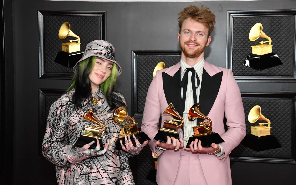 Siebenmal ist US-Popstar Billie Eilish für einen Grammy nominiert. Ob sie 2022 wie im Vorjahr - gemeinsam mit Bruder Finneas - wieder Preise entgegennehmen darf? (Bild: 2021 Recording Academy / Kevin Mazur)