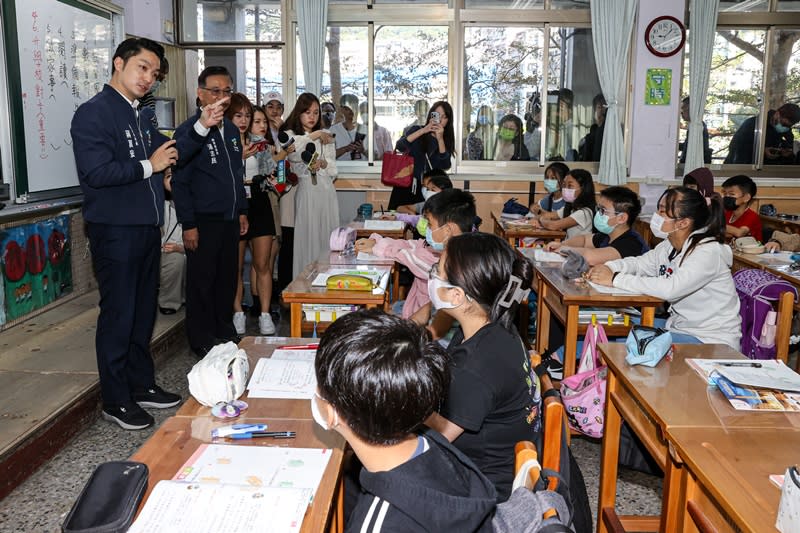 深坑火警導致異味瀰漫雙北地區，台北市長蔣萬安（左）21日上午前往木柵國小視察學童上課情形，關心學生防範空污情形。（中央社）