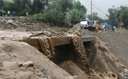 Vehicles wait on the Central Highway after a mudslide in Huarochiri, Lima, Peru, March 23, 2017. REUTERS/Guadalupe Pardo