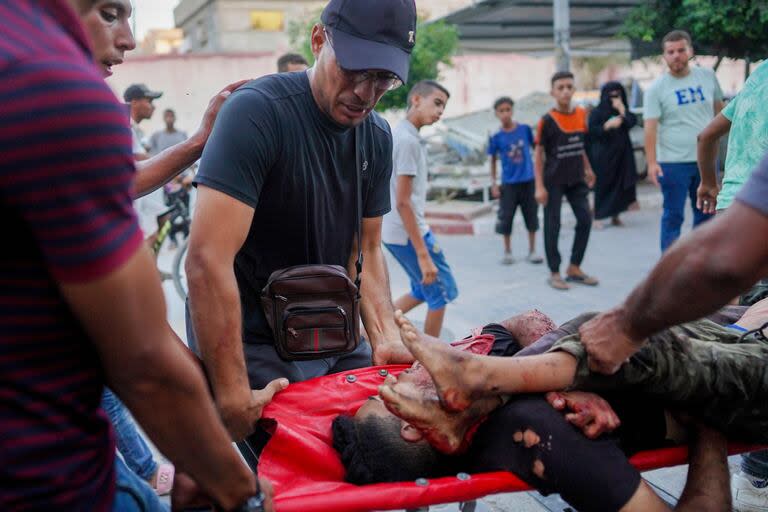 Traslado de víctimas mortales del ataque israelí de este martes  (Photo by Bashar TALEB / AFP)