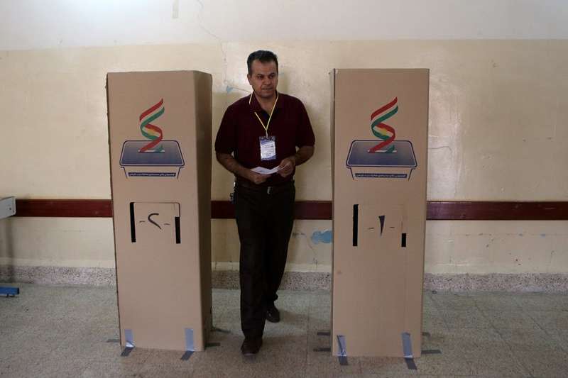 伊拉克庫德族獨立公投，圖為選務人員。（美聯社）