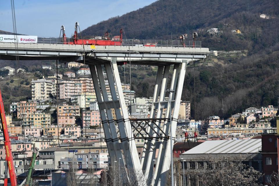 EPA7873. GÉNOVA (ITALIA), 08/02/2019.- Varios operarios y expertos participan en el derrumbe del puente Morandi, este viernes en Génova (Italia). Casi seis meses después del derrumbe del puente, en el que murieron 43 personas y cientos fueron desplazadas de sus hogares, la demolición de la infraestructura comienza hoy con el desmantelamiento de uno de los dos enormes fragmentos que quedaron en pie tras la tragedia. EFE/ Luca Zennaro