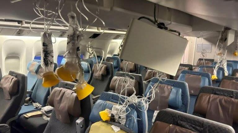 Así quedó el interior del avión a Singapur en el que un pasajero perdió la vida.